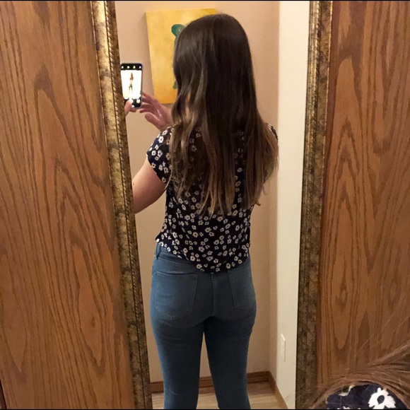 Aero barely cropped navy shirt with white daisies - Picture 3 of 5